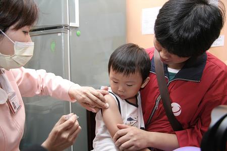 我國係全球第一個全面實施嬰幼兒B型肝炎疫苗接種計畫（自75年7月起）的國家。(圖／衛生福利部提供)