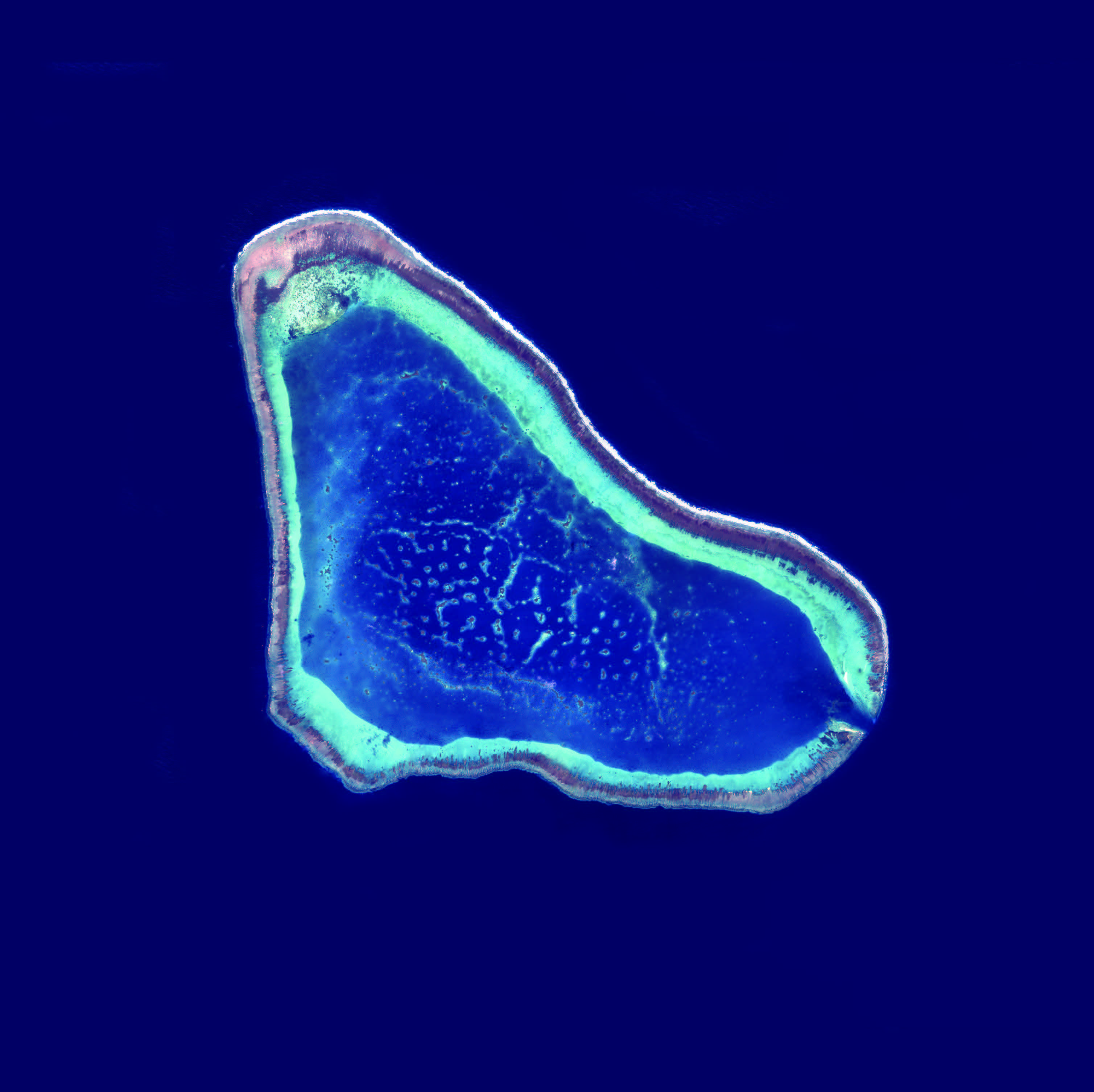 中沙群島黃岩島（民主礁）露出水面外，全為隱沒海水下的珊瑚礁。