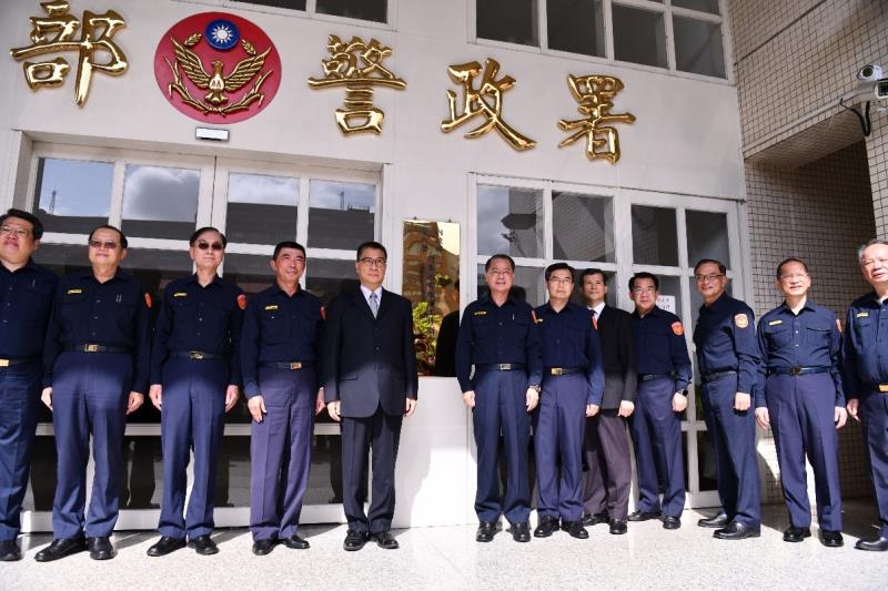 內政部警政署專案指揮所已於10月28日由內政部徐國勇部長正式揭牌運作 　共3張