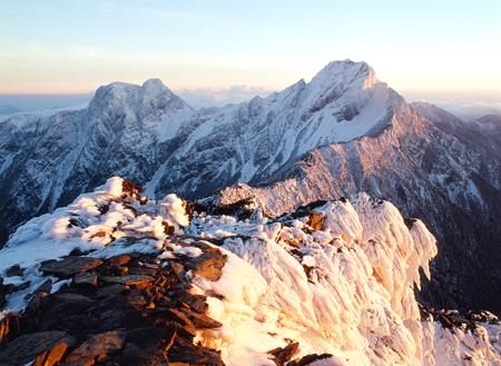 玉山山脈主峰高3,952公尺，為東亞第一高峰，冬天白雪皚皚。