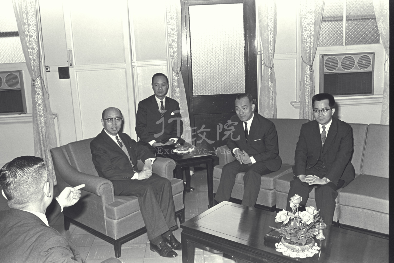 1968年1月19日嚴家淦院長接見越南經濟部長張泰宗.交通部長梁世超 共1張 　共1張