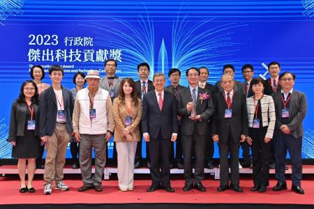 2023年12月6日行政院長陳建仁出席「2023年行政院傑出科技貢獻獎」頒獎典禮。