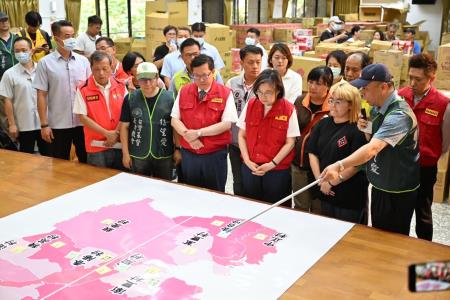 2023年8月7日行政院副院長鄭文燦陪同總統赴謝緯紀念營地慰問及視導「公路總局進駐點」3　共5張