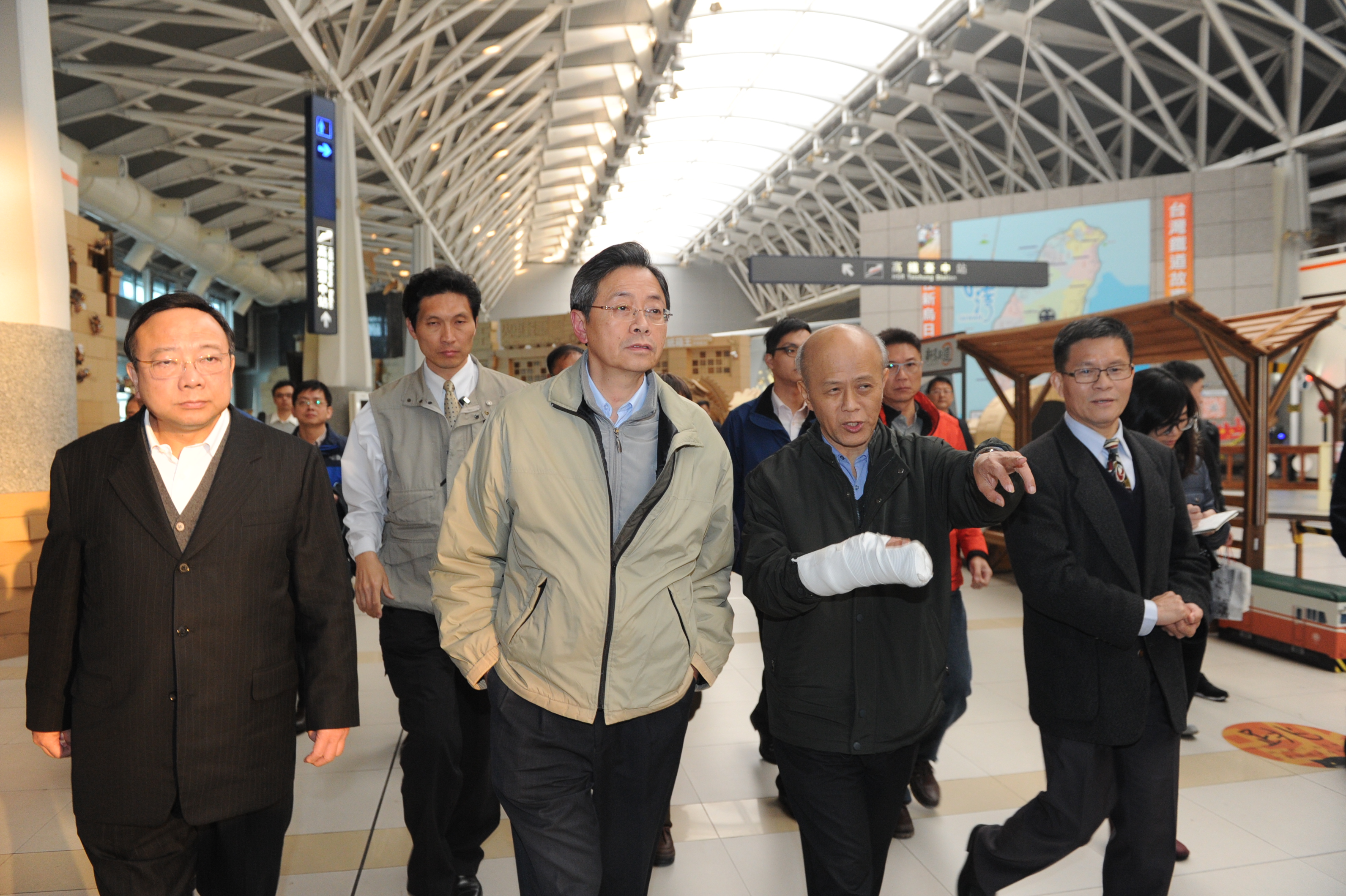 張揆視察臺北車站及臺鐵烏日站 關切災後民眾過年返鄉交通疏運情形 　共5張