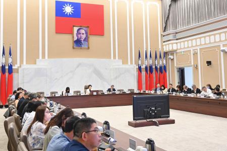 2026年5月13日行政院副院長鄭麗君主持行政院消費者保護會 　共5張