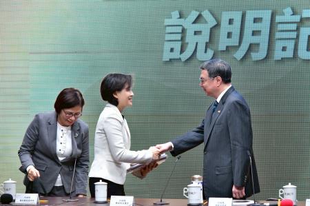 2026年1月20日行政院長卓榮泰出席「臺美關稅談判說明記者會」 　共10張