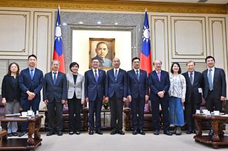 卓院長今(22)日拜會立法院長韓國瑜照片 共6張　共6張