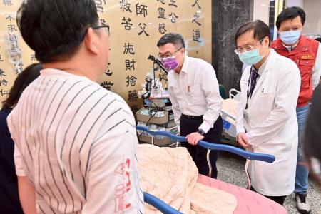 2025年5月19日行政院長卓榮泰前往三峽恩主公醫院慰問傷者及家屬S__139723074_0　共4張