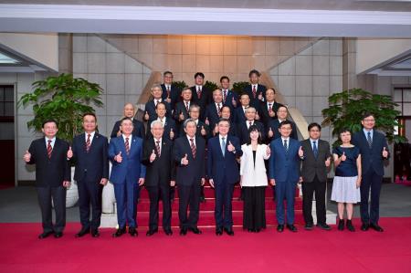 2025年10月16日-3行政院長卓榮泰接見「中華民國工業區廠商聯合總會」許正雲理事長一行 　共9張