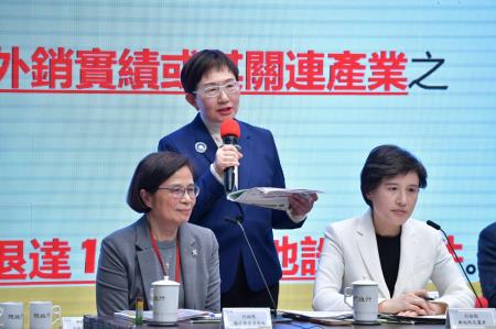 2025年4月4日行政院長卓榮泰出席「因應美國關稅 我國出口供應鏈支持方案」記者會 　共11張