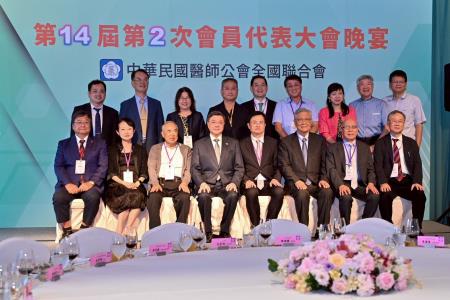 2026年6月28日行政院長卓榮泰出席「中華民國醫師公會全國聯合會第14屆第2次會員代表大會會後餐敘」 　共4張