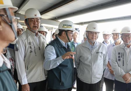 2025年7月25日行政院長卓榮泰關心台南民宅修繕情形 (做工行善團協助)。 　共6張