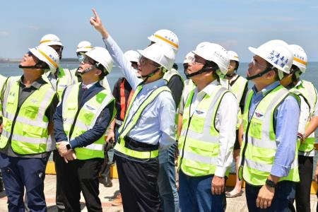 2024年6月29日行政院長卓榮泰視察淡江大橋建設計畫執行情形。　共9張