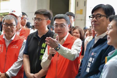2024年10月12日_2行政院長卓榮泰視察高雄市前鎮區前鎮國小山陀兒風災受損情形2
