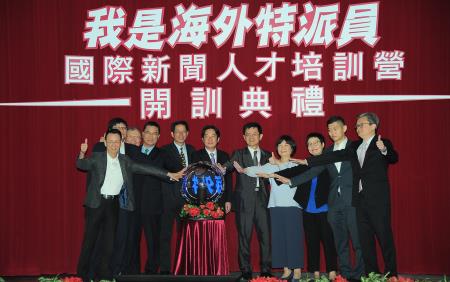 院長與與會嘉賓共同進行啟動儀式