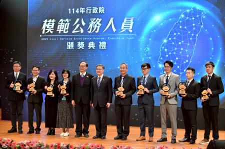2025年12月3日行政院長卓榮泰出席114年行政院模範公務人員頒獎典禮 　共8張