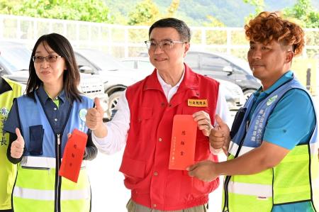 卓院長今(2)日視察高雄地區自來水災損復原暨慰勉搶修工程人員照片 共4張