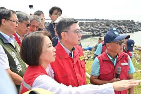 2024年10月5日行政院長卓榮泰視察屏東枋寮鄉海堤破損情形（含海水供應站建置狀況及全縣漁業損害）