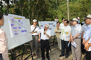 劉揆視察台南市鹿耳門抽水站及臺南縣南化鄉道路復建工程 　共1張