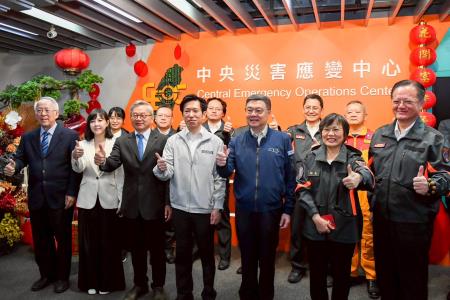 2026年2月14日行政院長卓榮泰慰勉消防署救災救護指揮中心春節留守值勤人員　共8張