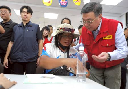 2025年10月8日行政院長卓榮泰視察行政院一站式服務平台　共11張