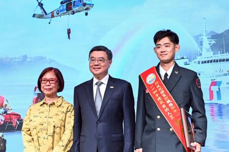 2025年11月3日行政院長卓榮泰出席「114年搜救有功人員表揚暨AI智慧搜救派遣系統中程計畫成果記者會」　共8張