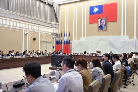2026年9月23日行政院副院長鄭麗君主持第100次消費者保護會 　共5張