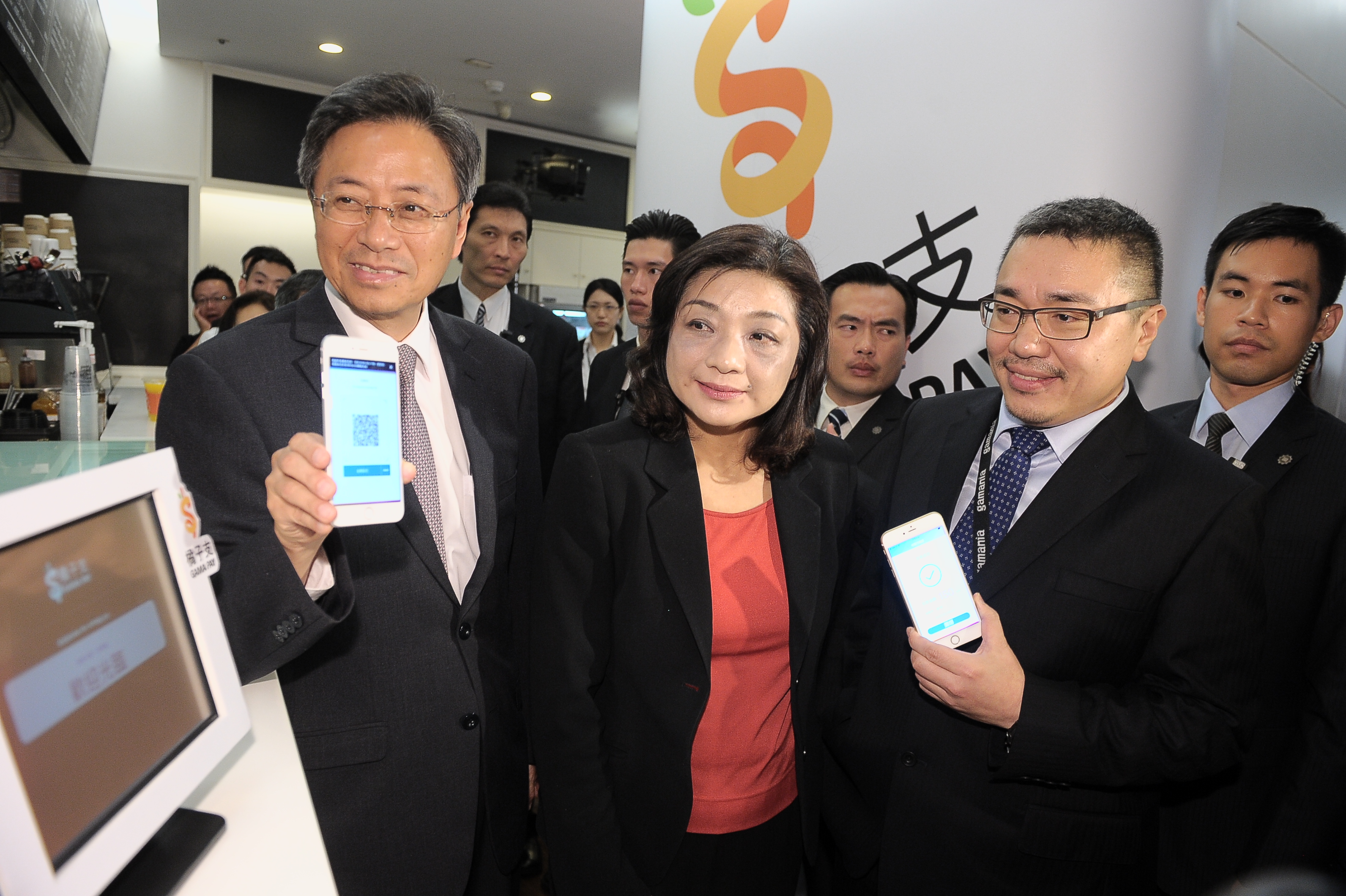張揆：見證產業界推展電子支付成果 期許帶動國內行動支付風氣 　共3張
