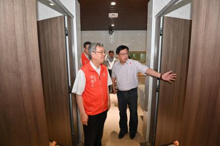 2024年5月10日-2行政院長陳建仁視察「前鎮漁港船員會館」