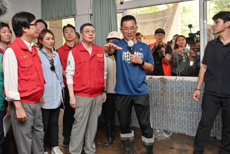 2024年8月2日行政院長卓榮泰視察視察高雄市立桃源國中災後復原情形6