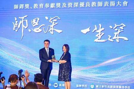 2026年9月22日行政院長卓榮泰出席115年師鐸獎、教育奉獻獎及資深優良教師表揚大會暨總統餐會。 　共6張
