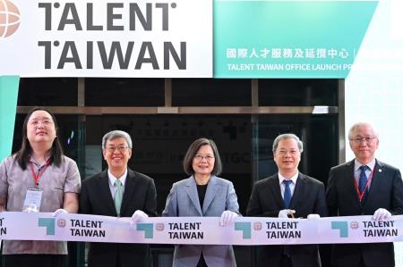 2023年11月1日行政院長陳建仁出席Talent Taiwan國際人才服務及延攬中心啟用記者會5　共11張