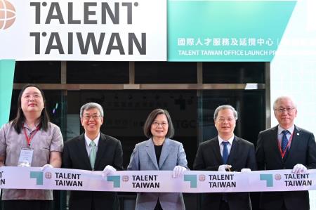 2023年11月1日行政院長陳建仁出席Talent Taiwan國際人才服務及延攬中心啟用記者會5 　共11張