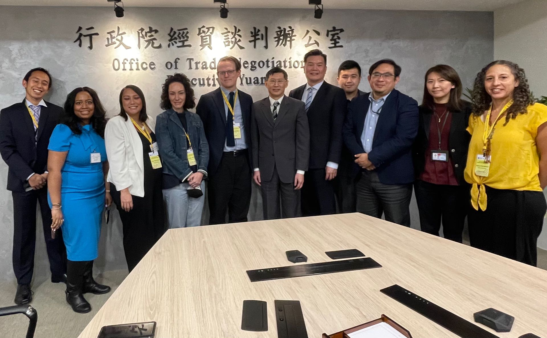美國東西中心亞太獎助計畫記者團拜會本辦公室.jpg