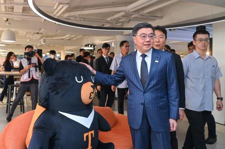2026年7月22日行政院長卓榮泰出席「財團法人台灣觀光研訓院」揭牌儀式 　共9張
