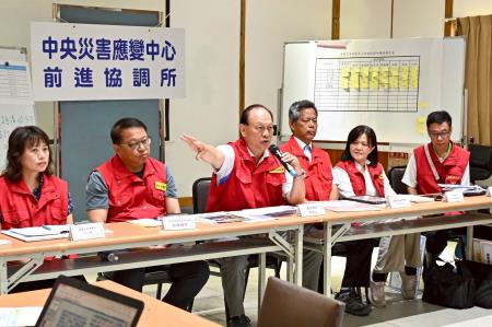  2025年10月9日中央災害應變中心前進協調所第30次工作會報後記者會。 　共3張