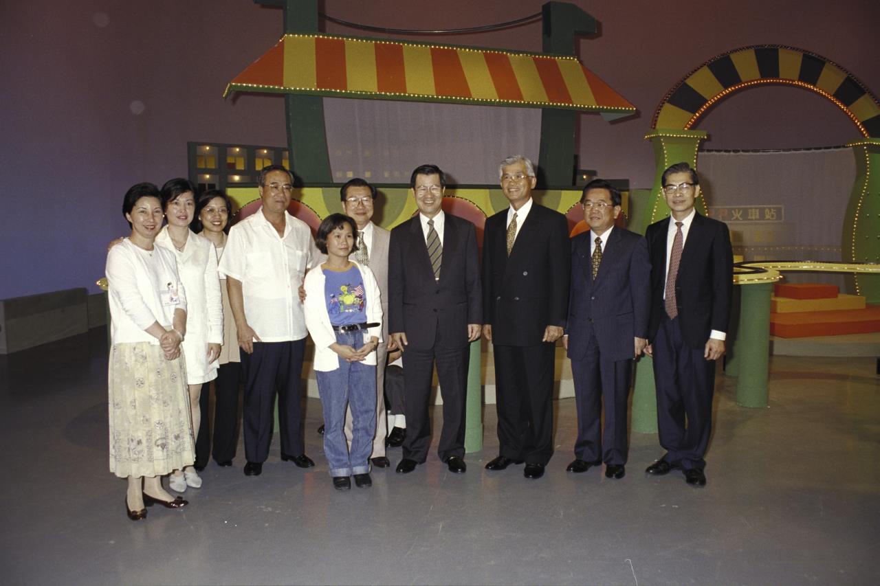 1998年6月26日行政院長蕭萬長視察公共電視 共1張 　共1張