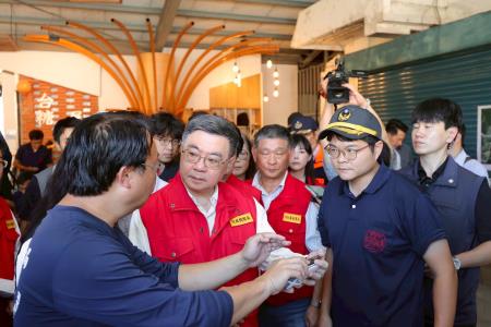 2025年9月28日行政院長卓榮泰赴中央災害應變中心前進協調所聽取最新救災情形彙報 　共8張