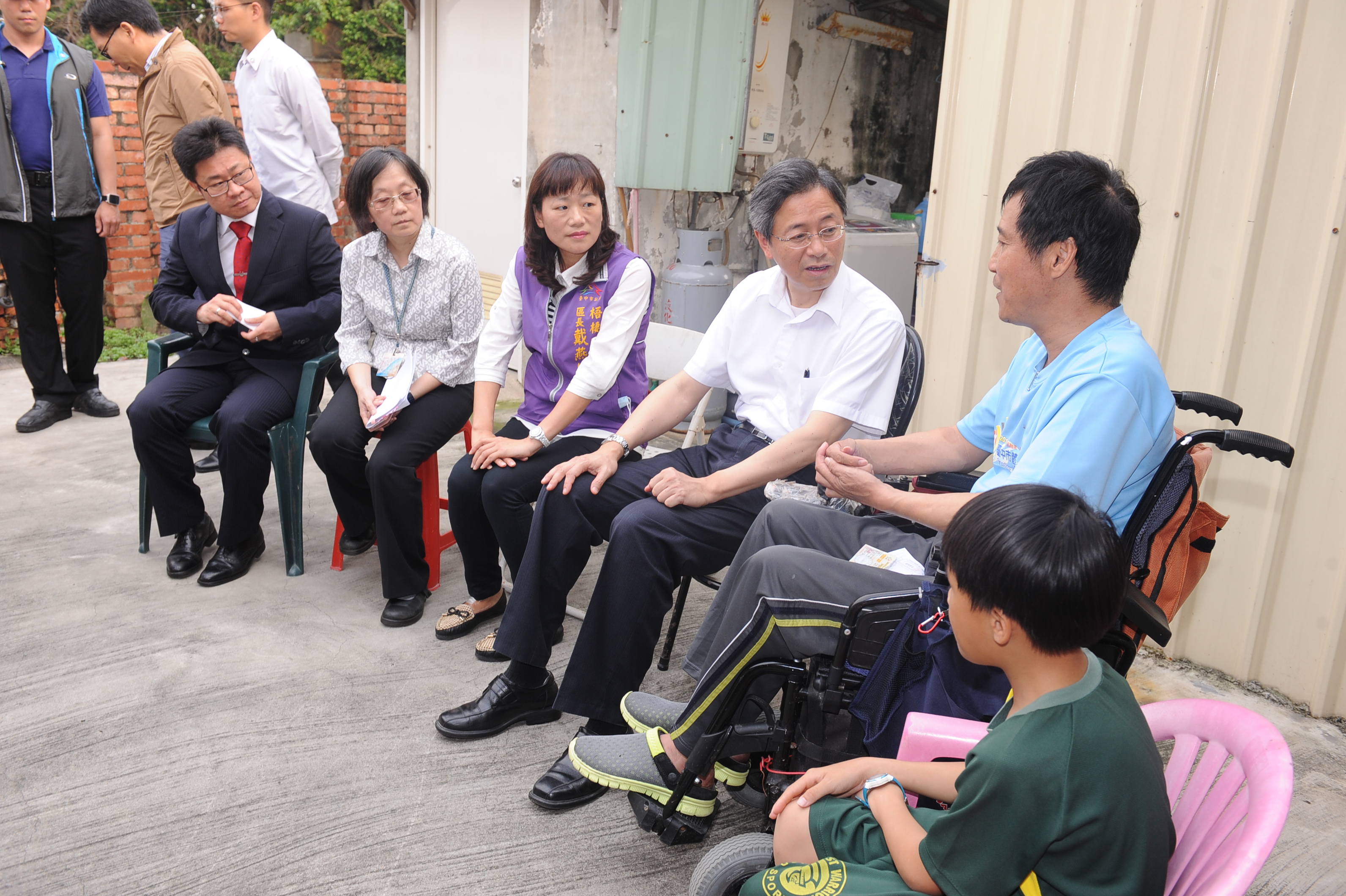 探視長期照護家庭 張揆：持續強化長照配套措施　 　共2張