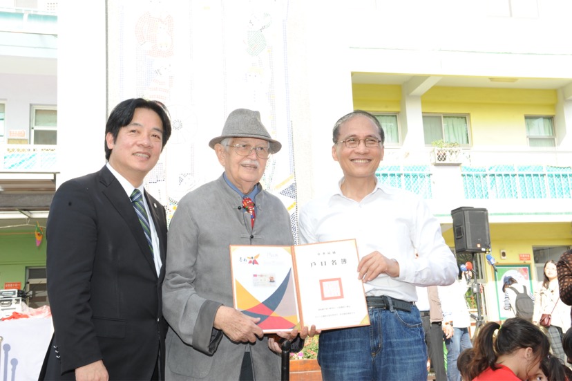 甘神父奉獻台灣特殊兒童療育50年 林揆赴台南親頒身分證表達感謝