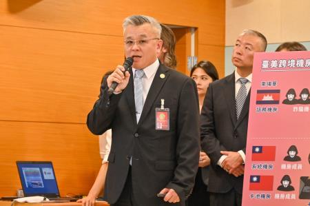 2024年8月9日行政院長卓榮泰出席「法務部調查局偵辦重大電信詐欺案件暨臺美合作破獲跨境機房」成果記者會。　共8張