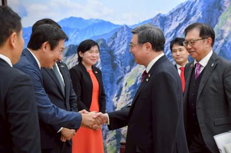 2025年12月23日行政院長卓榮泰接見日本自民黨參議院友我團體「TY會」會長瀧波宏文參議員一行 　共6張