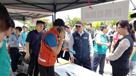 行政院季政務委員要求嘉義縣配售站實際聯繫瓦斯行配送_0 　共8張