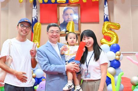 2026年8月14日行政院長卓榮泰出席行政院親子日活動 　共10張