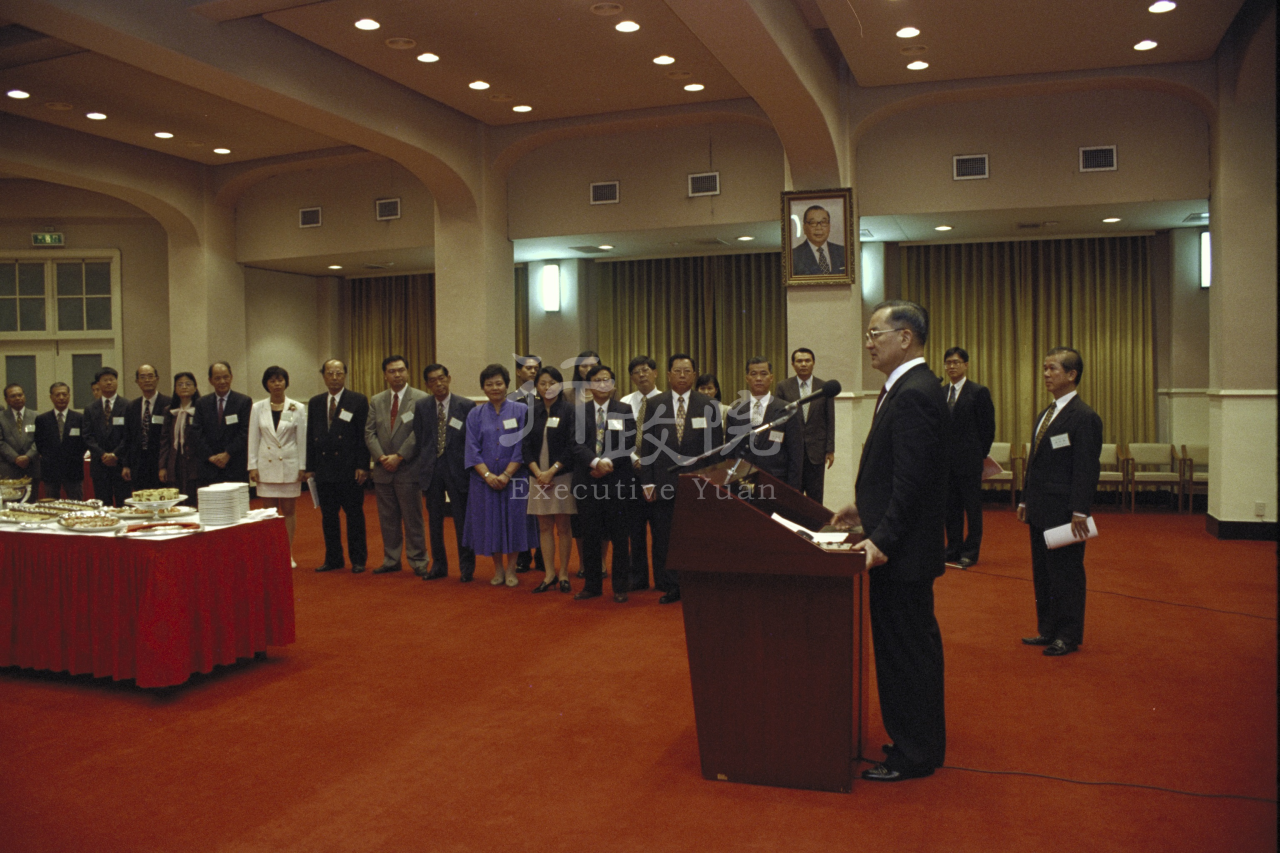 1996年11月11日連戰副總統兼行政院長接見社會有功人員 共1張 　共1張