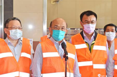 2021年8月23日行政院長蘇貞昌視察航空快遞包裹X光機檢查情形