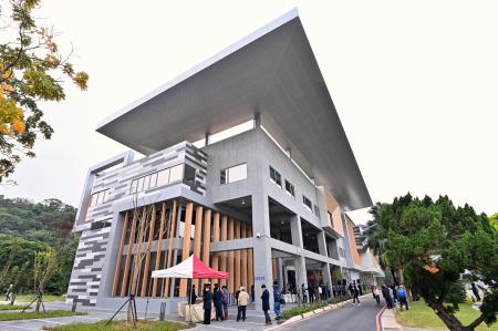 2024年12月27日行政院長卓榮泰出席國立故宮博物院「行政大樓暨圖書館落成揭牌典禮」。　共5張