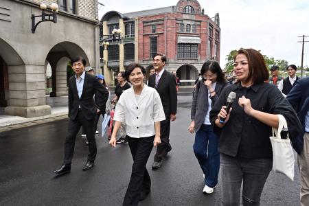 2024年8月9日行政院副院長鄭麗君視察岸內糖廠影視基地S__36642917_0　共6張