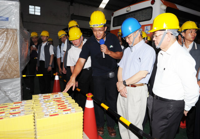 毛揆：發展臺灣綠能電動巴士 結合車聯網建立智慧化平臺 　共4張