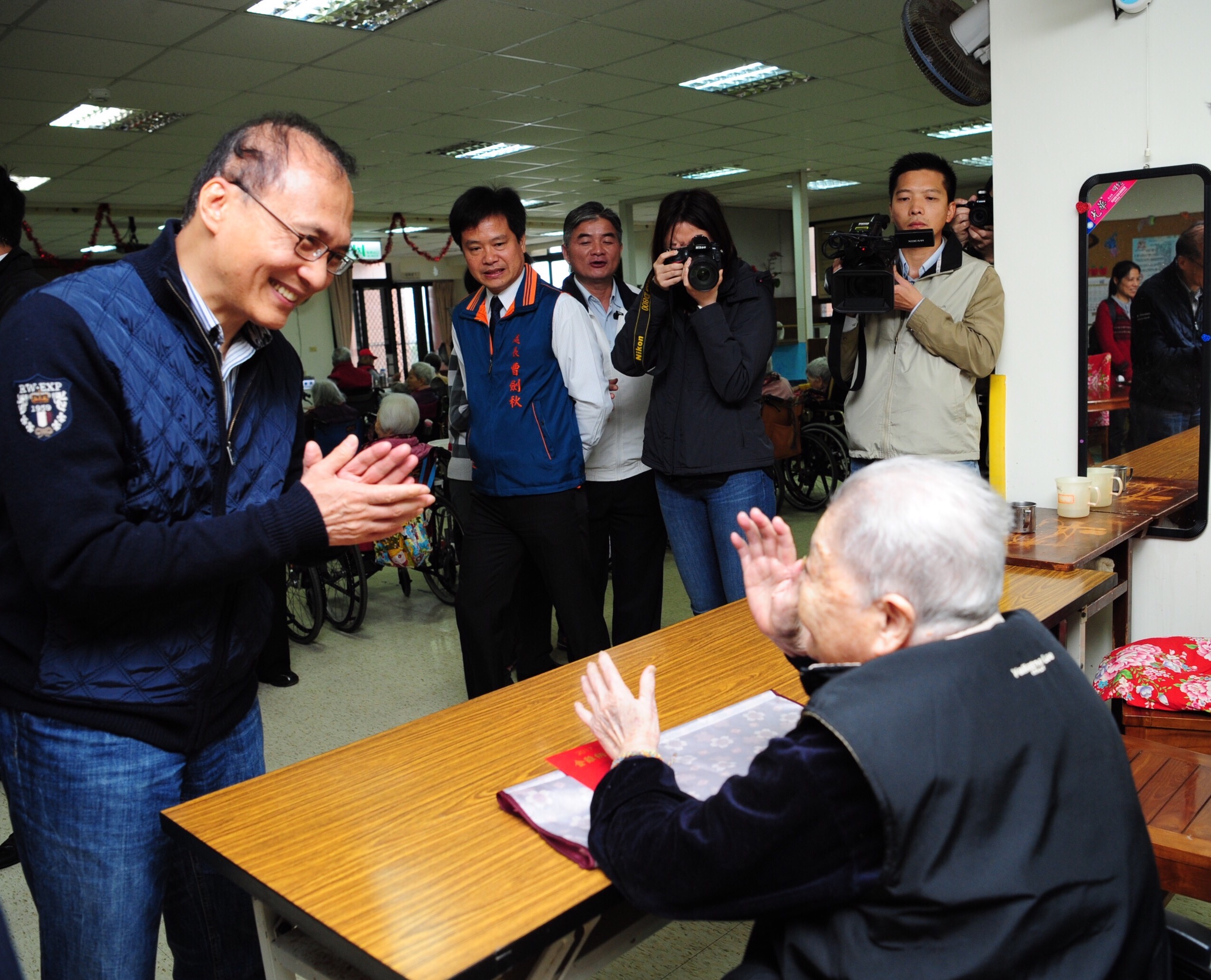 林揆：納入城鄉差距及地區特性  完善老年照顧服務 　共3張